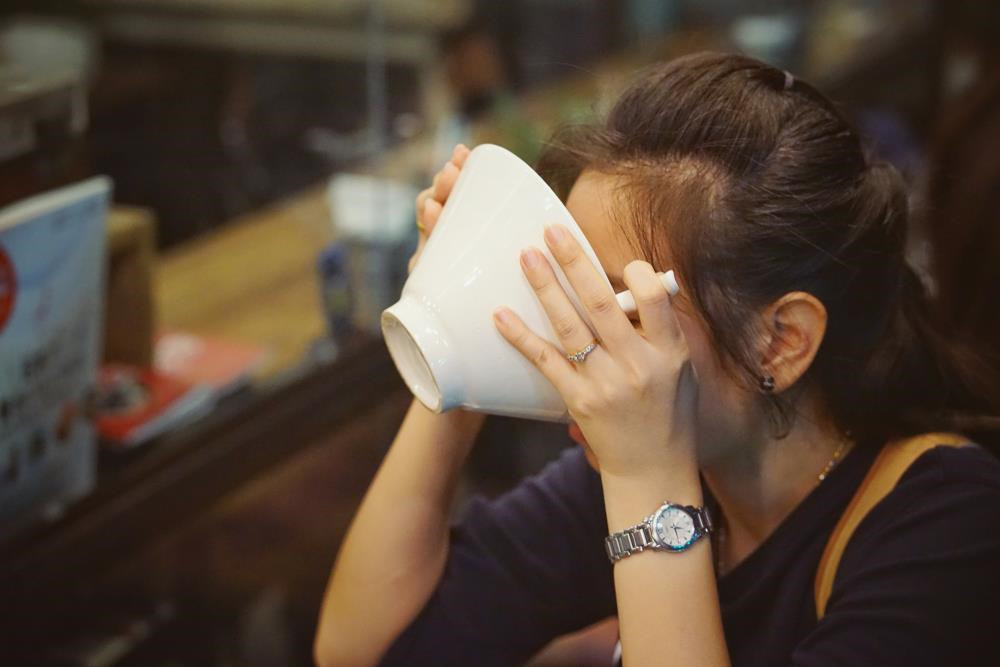 3. Ăn trong im lặng: Với nhiều người, ngồi cạnh ai đó ăn phát ra tiếng là điều vô cùng khó chịu. Tuy nhiên, điều tối kỵ khi ăn uống này không đúng ở Nhật Bản trong trường hợp bạn đang ăn mì (ramen, udon, soba...). Người dân xứ anh đào thích tiếng húp ồn ào bởi đó là dấu hiệu cho thấy món mì thực sự hấp dẫn. Vì thế, nếu có dịp tới Nhật Bản ăn mì, bạn đừng ngại ngần mà hãy húp thật to. Điều này sẽ khiến người bán hàng rất vui lòng. Ảnh: Shutterstock.