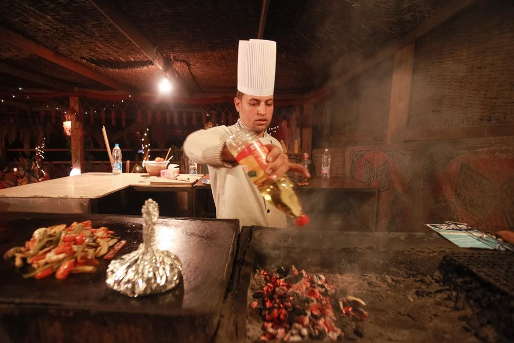 4. Thêm gia vị: Việc bỏ muối, ớt hay những gia vị khác vào món ăn cho hợp sở thích của mình hoàn toàn là điều bình thường. Tuy nhiên, hành động này chẳng khác gì xúc phạm món ăn đầu bếp làm ra nếu bạn sống ở Ai Cập. Với những đầu bếp Ai Cập, món ăn trước khi tới tay bạn đã được nêm chuẩn vị nên việc bỏ thêm gia vị sẽ làm hỏng kết cấu hoàn hảo. Điều này cũng gần giống như việc bạn đi ăn ramen ở Nhật Bản. Nếu chưa nếm thử mà đã bỏ thêm gia vị, đầu bếp sẽ phật lòng và nghĩ bạn không tin tưởng tay nghề họ. Ảnh: Shutterstock.