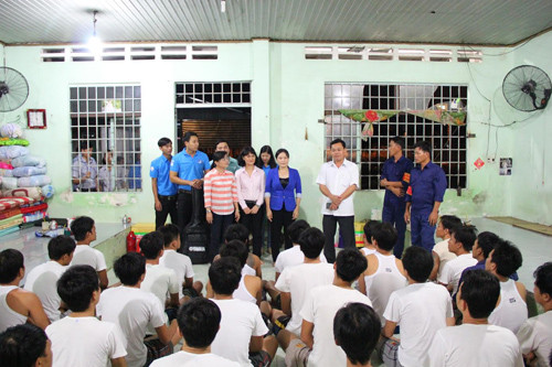 Lãnh đạo Hội LHTN Việt Nam tỉnh Đồng Nai đến thăm, động viên và tặng quà các học viên rung tâm cai nghiện Xuân Phú.