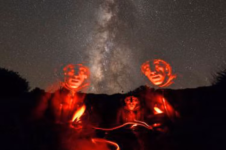 Nhiếp ảnh gia tự chụp mình dưới dải ngân hà trong đêm. Tác giả sử dụng kỹ thuật nhiếp ảnh để tạo nhiều khuôn mặt trong một bức hình.