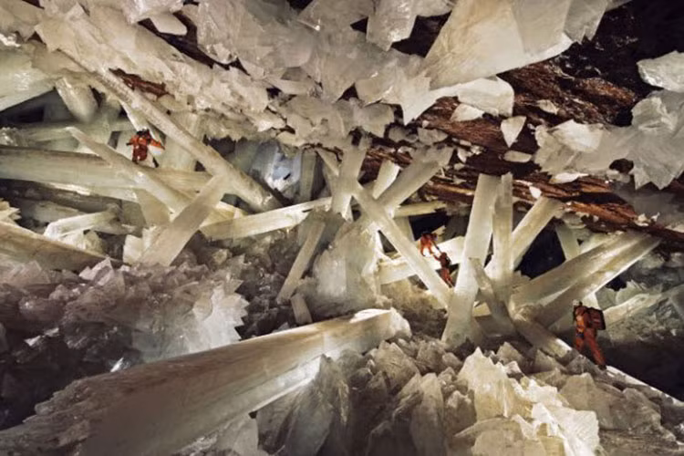 Những người khám phá đi qua các tinh thể muối khổng lồ trong hang Crystals ở Chihuahua, Mexico.