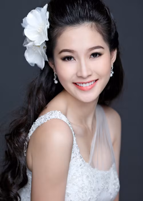 Dù diện mẫu váy cưới nào, Đặng Thu Thảo vẫn hút mọi ánh nhìn bởi nhan sắc yêu kiều, rạng rỡ. Ảnh: Lao động