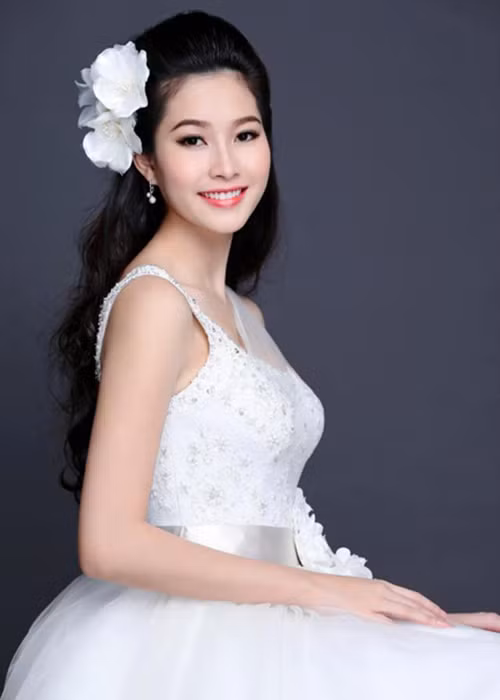 Hình ảnh người đẹp sinh năm 1991 đẹp tinh khôi khi hóa cô dâu vào năm 2013 gây chú ý. Ảnh: Gia đình và xã hội