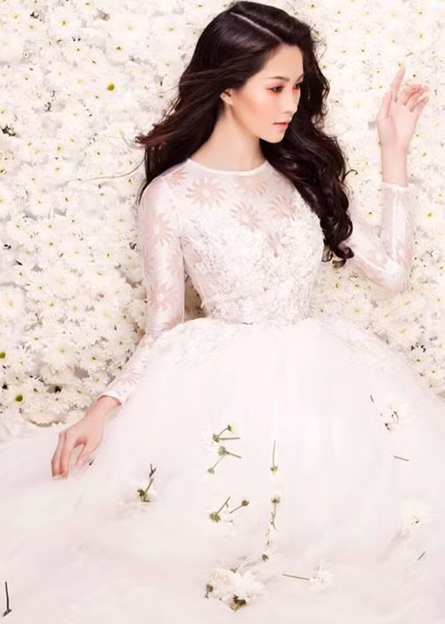 Những bộ váy trắng càng tôn lên vẻ dịu dàng, nữ tính của người đẹp gốc Bạc Liêu. Ảnh: FBNV