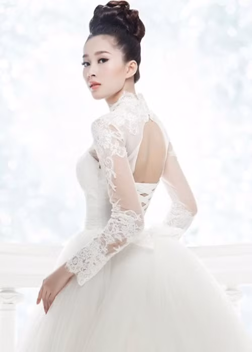 Hoa hậu Thu Thảo diện mẫu váy cưới lộng lẫy với phần khoét lưng gợi cảm. Ảnh: Khám phá