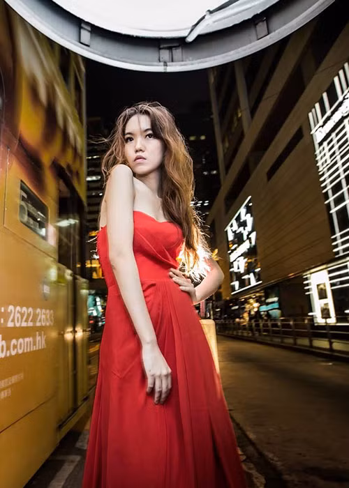 Người đẹp 25 tuổi mơ ước trở thành một diễn viên nổi tiếng và sau đó là một đạo diễn phim lừng danh. Ảnh: FBNV