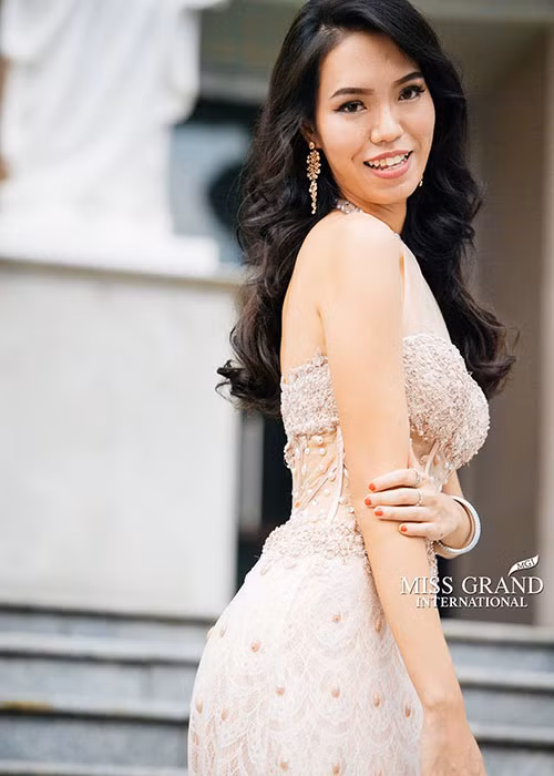 Không ít cư dân mạng đánh giá gương mặt của Hoi Lam Law như người chuyển giới. Ảnh: Hoa hậu Hòa bình Thế giới 2017