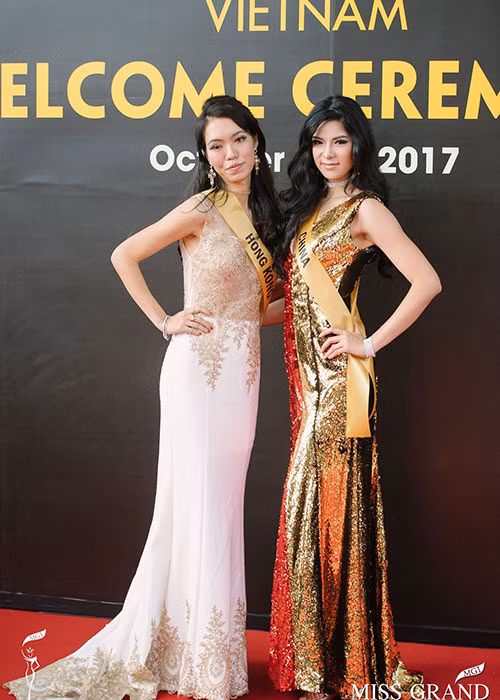 Hoi Lam Law còn bị chê tạo dáng kém chuyên nghiệp tại đấu trường nhan sắc quốc tế. Ảnh: Hoa hậu Hòa bình Thế giới 2017