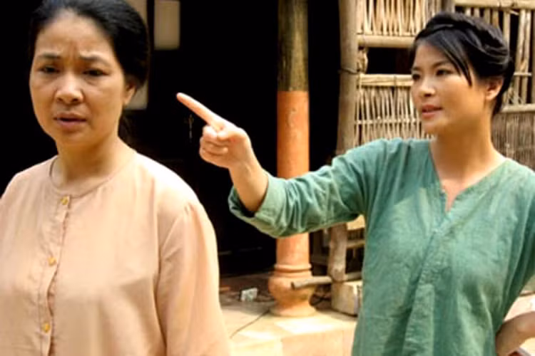 Ngoài Mây ghê gớm, Tuyết xảo quyệt, Kim Oanh còn gây chú ý với vai Ló - người phụ nữ nông thôn trải đời, đanh đá, chửi như hát hay trong “Ma làng” năm 2007. Nhân vật này được đánh giá tạo được những điểm nhấn khá thú vị trong phim. Ảnh: VTV