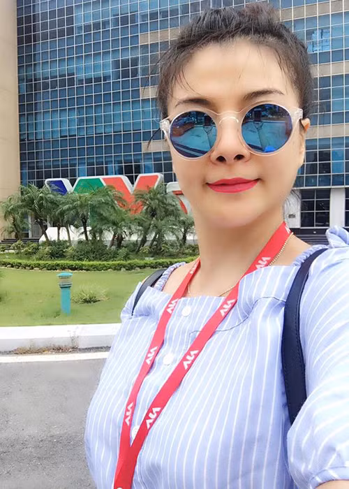 Mây của “Sóng ở đáy sông” từng có một thời gian công tác tại Nhà hát Tuổi trẻ. Sau đó, cô chuyển sang làm biên tập viên tại phòng Sân khấu, ban Văn Nghệ Đài Truyền hình Việt Nam. Tuy nhiên, hiện tại, khi có thời gian, cô vẫn đi diễn để đỡ nhớ nghề. Ảnh: FBNV