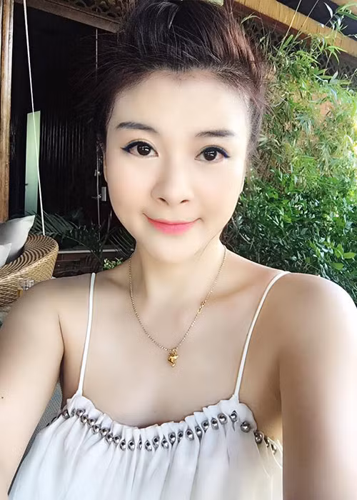 Năm 2006, Kim Oanh kết hôn tuy nhiên cuộc hôn nhân không như ý. Trong những năm gần đây, dù thoải mái chia sẻ về hoạt động nghệ thuật nhưng nữ diễn viên lại rất kín tiếng về đời tư. Ngoài đời, Kim Oanh được trẻ trung hơn nhiều so với độ tuổi 42. Ảnh: FBNV