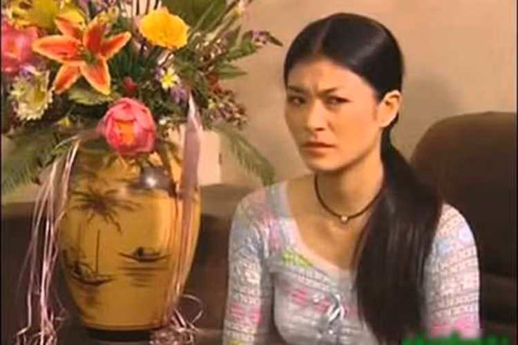 Sau “Sóng ở đáy sông”, Kim Oanh đóng bộ phim “Những ngọn nến trong đêm”. Nhân vật của cô là Tuyết xảo quyệt luôn tìm cách phá hoại hạnh phúc của cô Trúc. Tiếp tục thể hiện thành công, Kim Oanh được khán giả nhớ đến vì “ác cảm”. Ảnh: Gia đình và xã hội