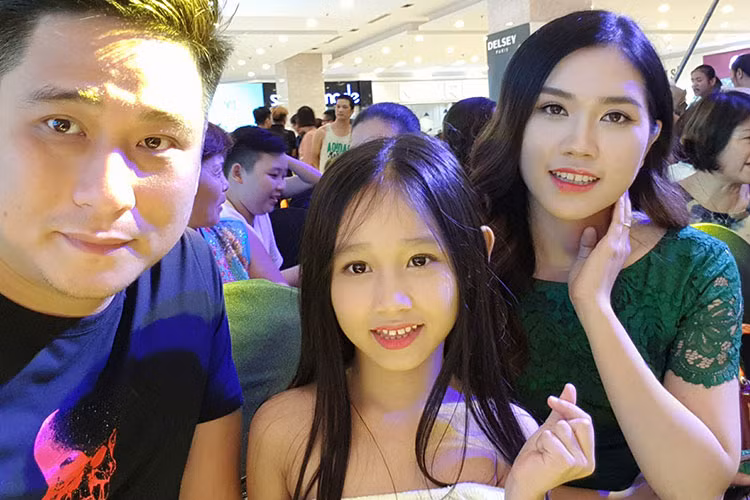 Minh Tiệp đưa vợ và con gái đi đón Trung thu.