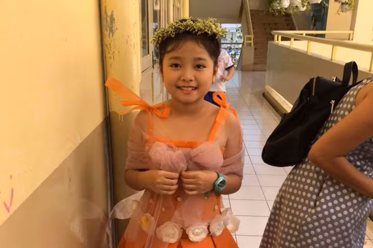 Dương Yến Ngọc tự tay trang điểm cho con gái hóa thân Hằng Nga, thi văn nghệ ở trường.