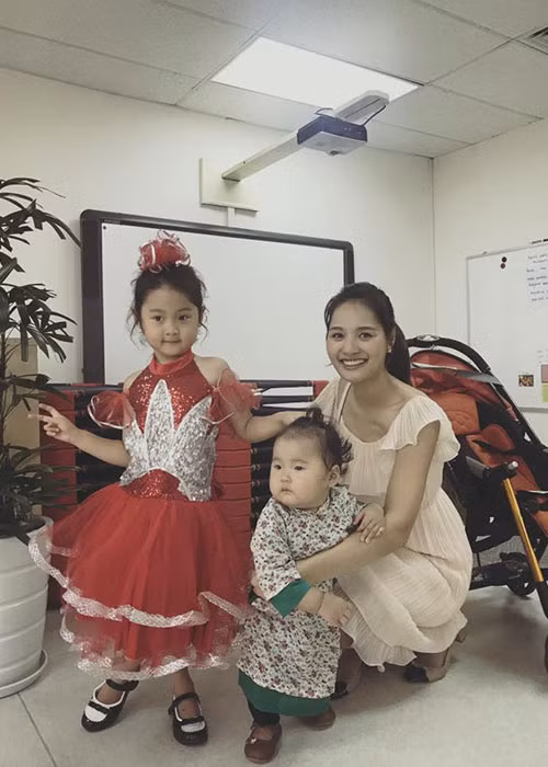  Sao Việt Hoa hậu Hương Giang đưa bé Polar đến trường xem bé Panda biểu diễn Trung thu.