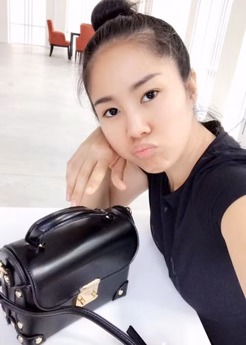 Lê Phương chia sẻ: “Mẹ đi chụp poster, con đi chơi Trung thu. Ba ở nhà dọn dẹp”.