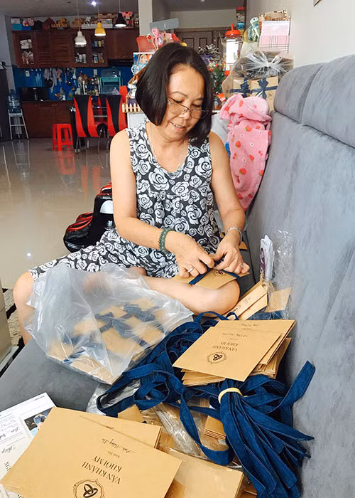 Mẹ của Khởi My tự tay chuẩn bị thiệp cưới cho con gái và Kelvin Khánh.