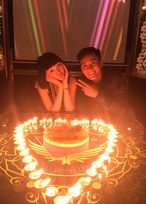 Chồng Hạ Vy bí mật tổ chức sinh nhật lãng mạn cho vợ. Đến nay, cả hai đã kết hôn được 17 năm.