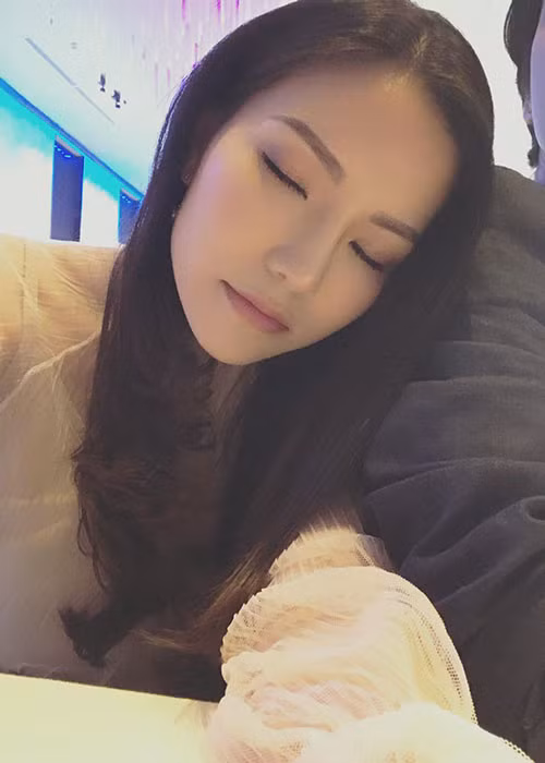 Lý Phương Châu khoe ảnh tựa vai tình tứ Hiền Sến kèm chú thích: “Viết nhân dịp có người sau khi bị “từ” lần thứ “n” và vẫn nói sẽ theo đuổi mình lại từ đầu. Cho người thêm 1 cơ hội cuối nhé”.