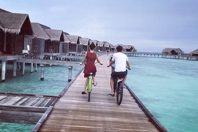 Ngọc Duyên khoe ảnh đạp xe cùng bạn trai ở Maldives là một trong những tin tức sao Việt trong ngày 4/10.