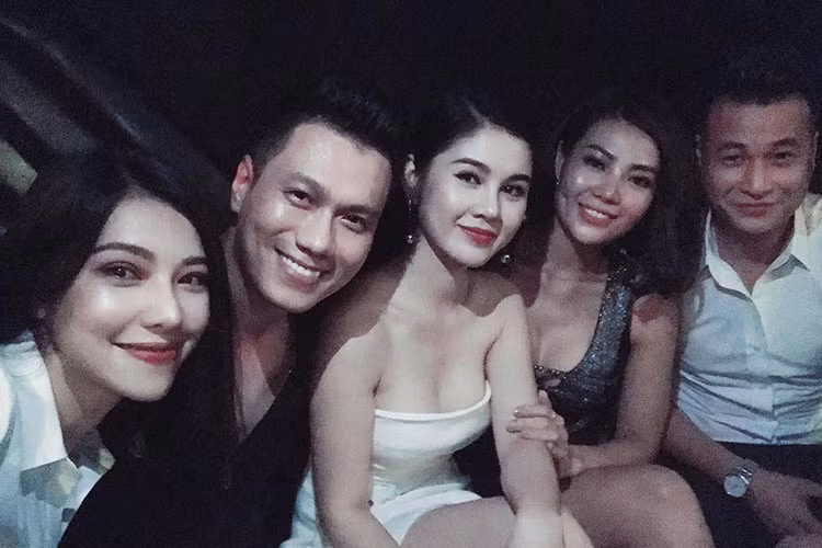 Dàn diễn viên phim “Người phán xử”: Việt Anh, Thanh Hương, Anh Đức hội ngộ tại một bữa tiệc mừng Trung thu.