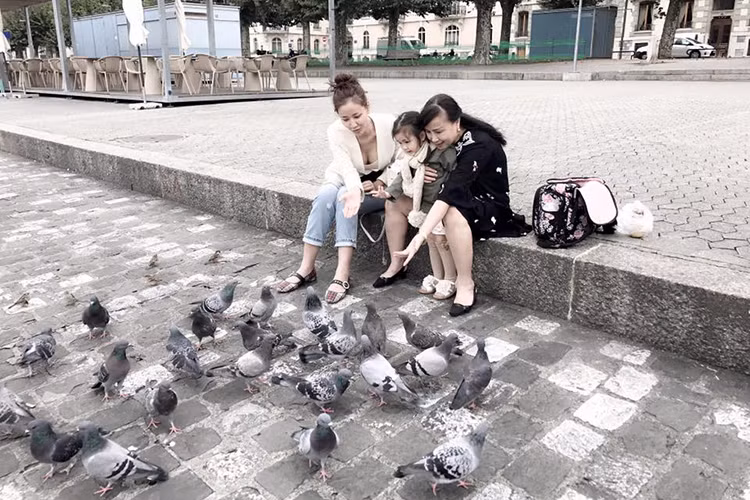 Maya tận hưởng giây phút bình yên bên mẹ và con gái.