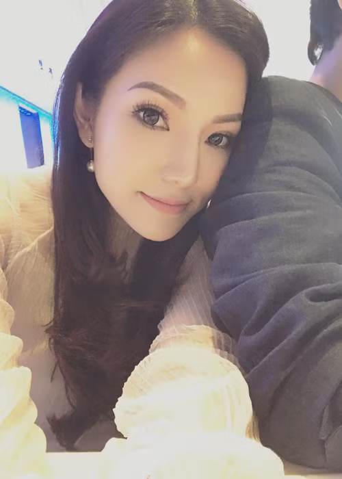 Lý Phương Châu chia sẻ: “Những lúc mệt, chỉ muốn dựa 1 cái để tiếp sức đi tiếp. Mối quan hệ giữa người và người lạ lắm, đôi khi không cần những lời hứa mộng mơ, cũng chẳng cần luôn túc trực kề bên chỉ là khi tôi thật sự cần, người sẽ ở đó là được”.