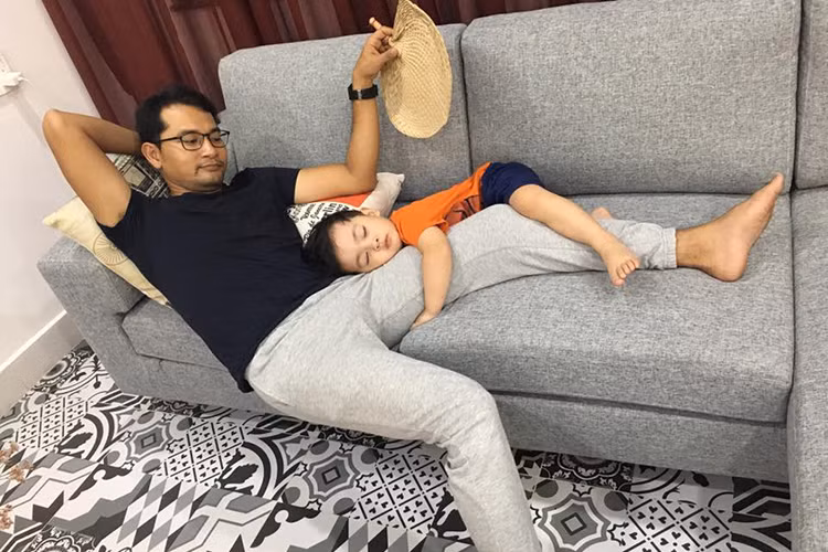 Con trai cặp đôi sao Việt Huỳnh Đông - Ái Châu ôm chặt chân của bố khi ngủ.