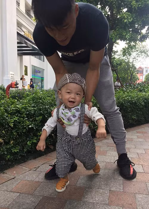Con trai Mạc Hồng Quân - Kỳ Hân cười tít mắt khi được bố mẹ đưa đi chơi.