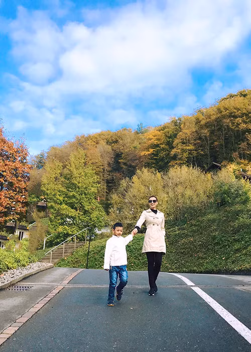 Lã Thanh Huyền chia sẻ: “Điều bố mẹ mong muốn là có thể cho con những kỷ niệm thật thú vị, nhiều màu sắc, giúp con khám phá thế giới, khám phá cuộc sống. Học những bài học không có trong sách vở hay trường lớp. Mỗi chuyến đi con trở nên khôn lớn, năng động, tự tin một cách bất ngờ, thật tuyệt”.