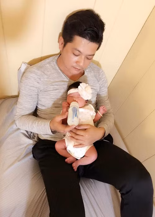 Diễn viên Hoàng Anh giúp vợ Việt kiều chăm sóc cô con gái chưa đầy tháng tuổi.