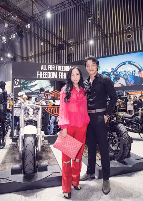 Quách Ngọc Ngoan đăng tải hình ảnh bên bạn gái tại một sự kiện.