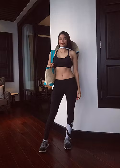 Hoa hậu Phạm Hương khoe vóc dáng săn chắc là một trong những tin tức sao Việt trong ngày 27/10.