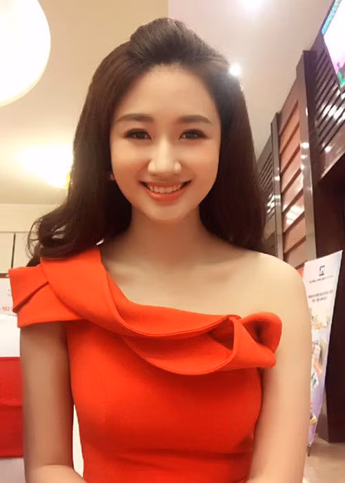 Hoa hậu Thu Ngân khoe nhan sắc mặn mà. Gần đây, người đẹp bất ngờ khoe con trai đầu lòng.