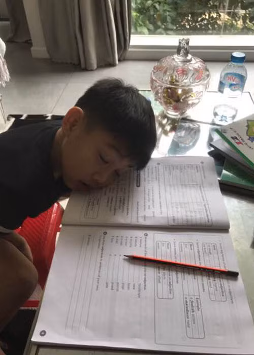 Cường Đô la đăng khoảnh khắc con trai Subeo ngủ say vì học hành vất vả.