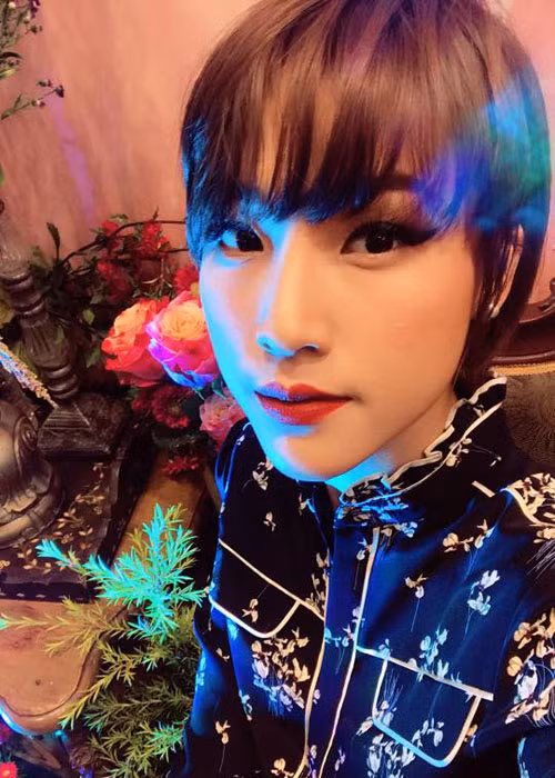 MC, á hậu Hoàng Oanh trông khác lạ với mái tóc tém ngắn ôm sát đầu và nhuộm tông màu sáng.