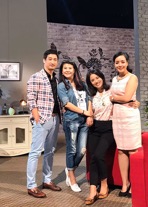 Diễn viên Kim Oanh (thứ hai bên trái) tươi rói bên các diễn viên Chiều Xuân và Ngọc Quỳnh.