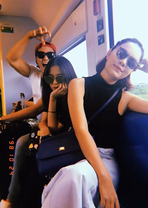 Hot Face sao Viet 24h: Hoang Thuy Linh - Vinh Thuy hen ho o Thai Lan