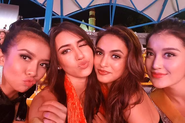 Huyền My bị sốt nhưng vẫn tươi tắn bên các thí sinh Hoa hậu Hòa bình Thế giới 2017.