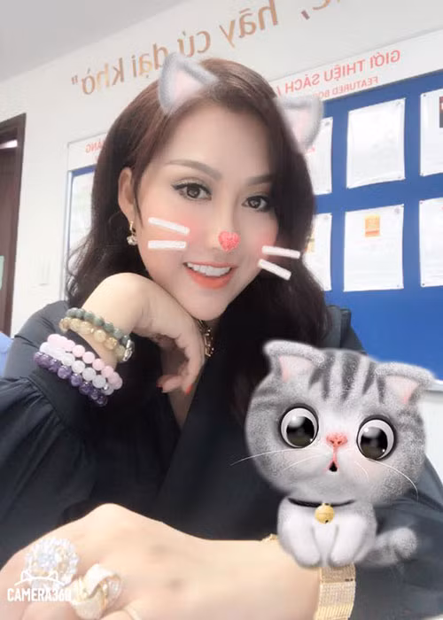 Phi Thanh Vân mặc kín đáo khi đến tham gia lớp học kinh doanh.