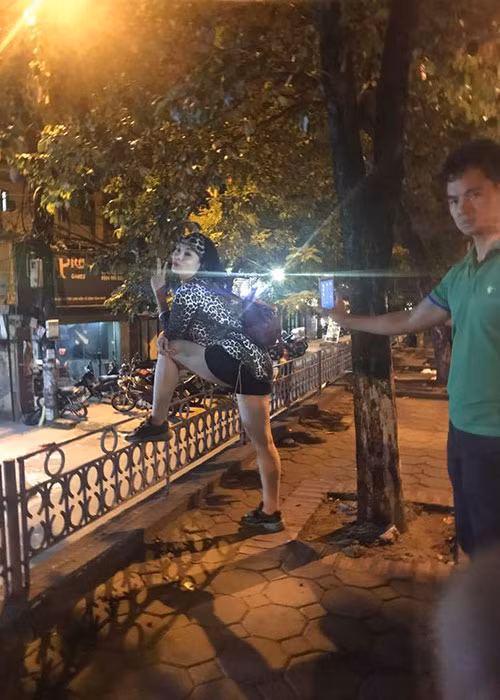 Xuân Bắc đứng chụp ảnh vợ. Có thể thấy, cả hai vui vẻ bên nhau, không hề giống như đang mâu thuẫn.