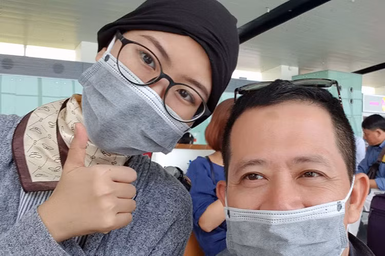 Đạo diễn phim "Lập trình cho trái tim" cũng tỏ ra rất lạc quan. Trên trang cá nhân, chia sẻ hình ảnh bên con gái tại sân bay Singapore, anh để lại bình luận: "Nắng ấm trước mắt 2 bố con. Cháu đã tới nơi, tinh thần chiến đấu rất cao".