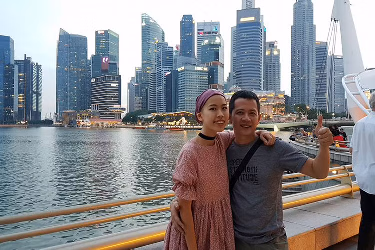 Mới đây, trên trang cá nhân, đạo diễn phim "Gió qua miền tối sáng" bất ngờ chia sẻ hình ảnh đưa cô con gái Đỗ Hạnh An sang Singapore chữa bệnh ung thư.