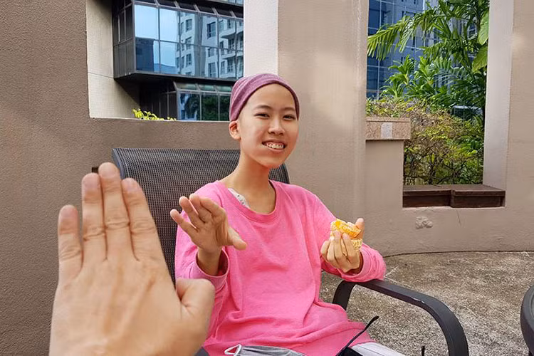 Cũng theo lời người bạn của đạo diễn Đỗ Đức Thành, anh còn dạy con gái tập thiền, truyền năng lượng tích cực, luôn theo dõi con mỗi lần con truyền thuốc.