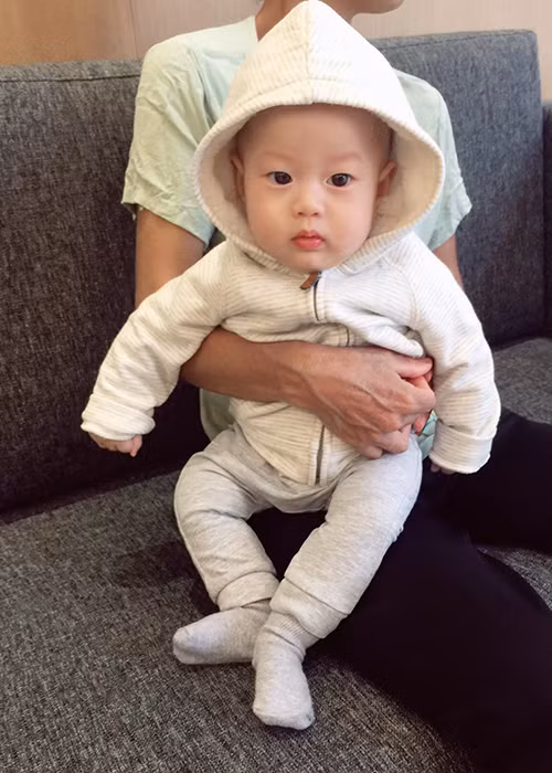 Con trai Việt Anh “Người phán xử” diện đồ bố mua khi trời se lạnh.