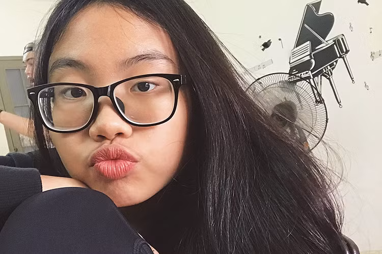 Phương Mỹ Chi làm bài tập đến tận khuya. Dù thường xuyên đi hát nhưng em vẫn không lơ là việc học.