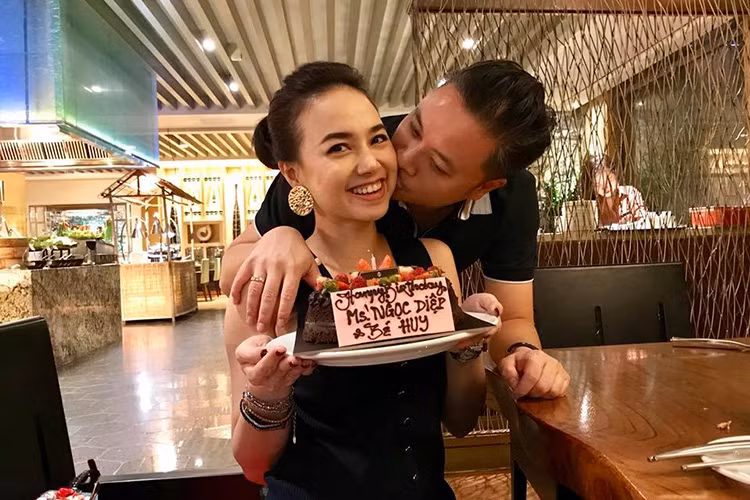 Đạo diễn Victor Vũ hôn má bà xã Đinh Ngọc Diệp trong tiệc sinh nhật. “Và nhận được nhiều nụ hôn... khiến mình cảm thấy sung sướng!”, cô chia sẻ.