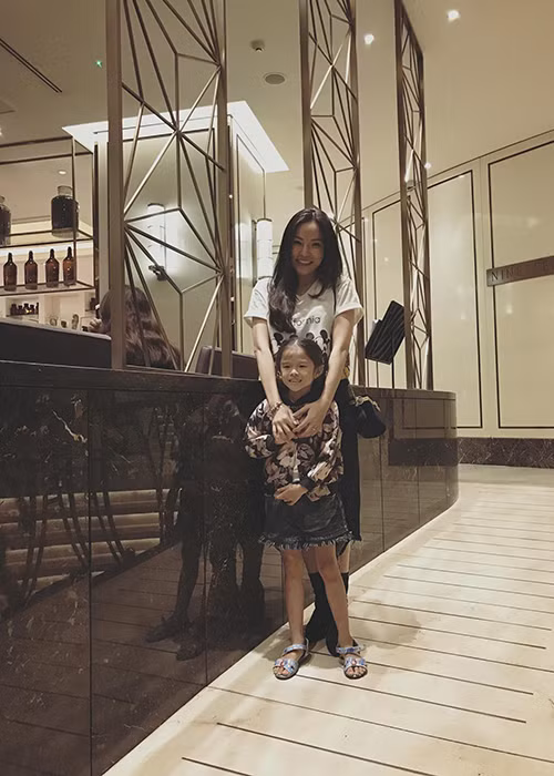 Lý Phương Châu khoe ảnh rạng rỡ bên con gái sau thông tin chồng cũ chia tay Linh Chi.