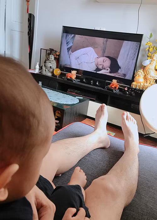 Nam Cường đăng tải hình ảnh con trai Rio ngồi xem MV “Đừng hỏi em” của Mỹ Tâm.