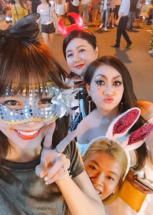 Hari Won tham gia lễ hội Halloween cùng bạn bè.